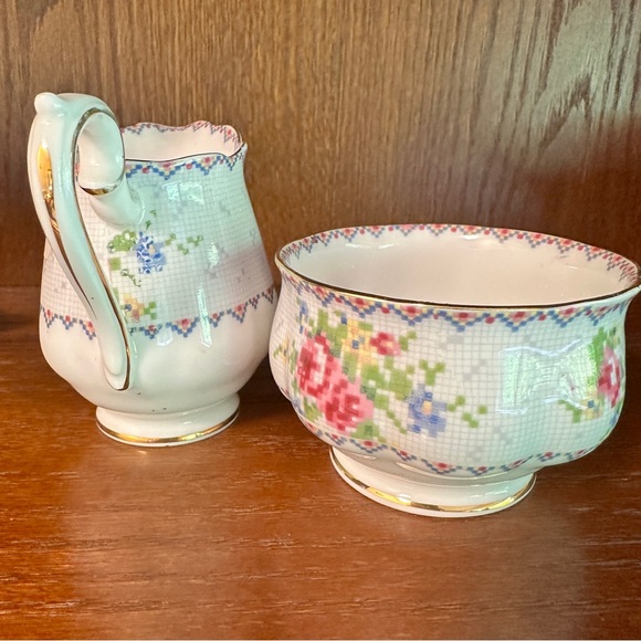Royal Albert bone china cream and sugar. Petit point pattern, vintage. - Picture 5 of 5